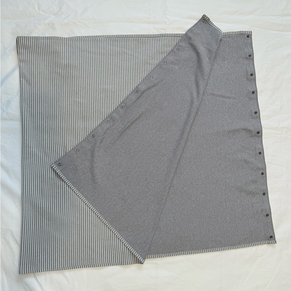 Lululemon Vinyasa Scarf Women’s Gray Striped – Multiway Snap Wrap Yoga Shawl - Picture 4 of 6